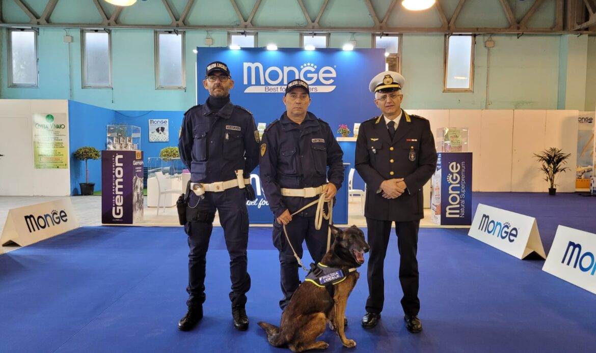 Elliot il poliziotto locale a 4 zampe per la lotta agli stupefacenti alla Esposizione Canina in Fiera