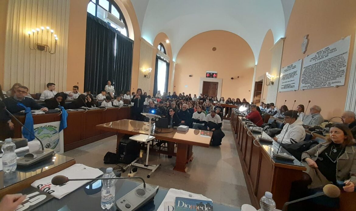 I ragazzi delle scuole in Sala Consiliare per la Giornata Nazionale delle vittime civili delle guerre e dei conflitti nel mondo